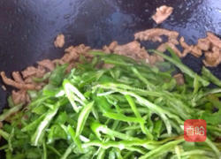 青椒炒肉丝的做法图解3