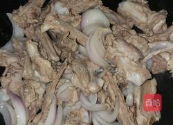 鸭锁骨烧洋葱的做法图解5