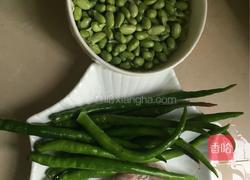 尖椒毛豆炒肉的做法图解1