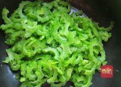 虾皮拌苦瓜的做法图解2