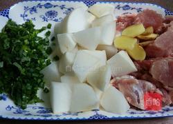 萝卜玉米骨头汤的做法图解1