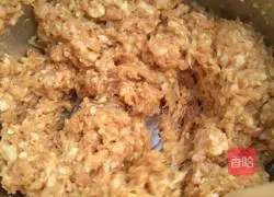 Illustration of how to make pork, carrot and mushroom dumplings 2