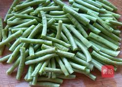 凉拌红椒豇豆海带丝的做法图解2