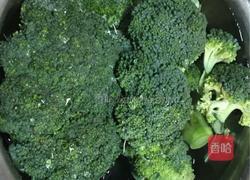 西兰花炒肉的做法图解1