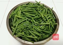 豇豆炒肉丝的做法图解1