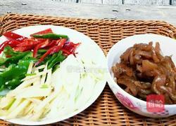 双椒炒猪皮的做法图解3