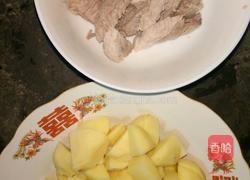 土豆烧肉的做法图解1