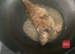酸菜干锅鲤鱼的做法图解2