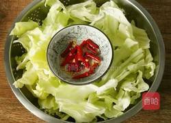 手撕卷心菜炒猪油渣的做法图解2