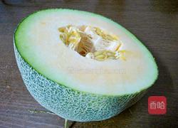 鲜榨哈密瓜汁的做法图解1