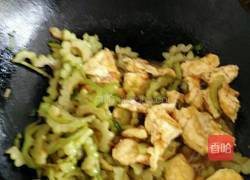 鸡蛋炒苦瓜的做法图解3