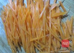 胡萝卜炒绿豆芽的做法图解1