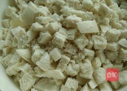 鸡蛋炒馒头丁的做法图解3