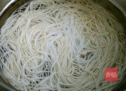 肉丝卷心菜炒面的做法图解2