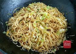 肉丝卷心菜炒面的做法图解7