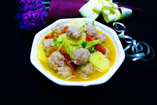 西红柿土豆煮肉丸