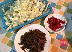 梅干菜炒卷心菜的做法图解2