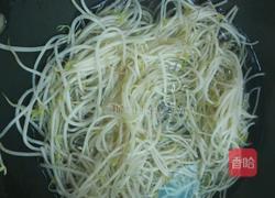 绿豆芽炒火腿肠的做法图解2