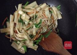 绿豆芽炒年糕的做法图解7