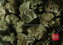 排骨烧土豆的做法图解1