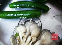 丝瓜炒平菇的做法图解1