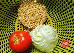 卷心菜番茄面的做法图解1