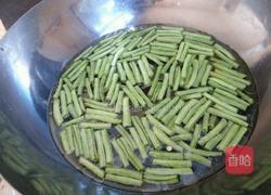 香菇麻酱豆角的做法图解3