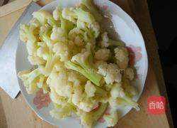 菜花炒肉片的做法图解1