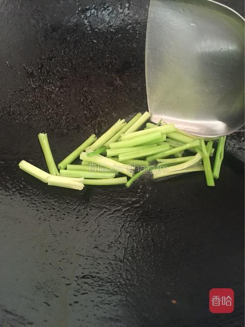 洗净炒锅下油爆炒芹菜，不用放盐，出香味了就下图7的鸭肾，翻炒三三下就可以了