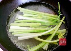 凉拌彩椒芹菜的做法图解3