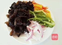 彩椒拌黑木耳的做法图解1
