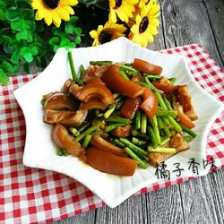 猪皮炒蒜苔的做法[图]