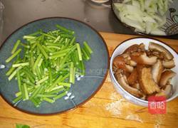 猪皮炒蒜苔的做法图解1