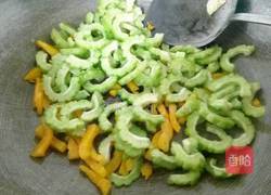 彩椒苦瓜炒蛋的做法图解5