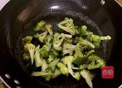圣女果炒西兰花的做法图解3