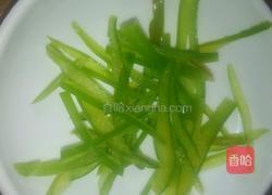 凉拌西瓜皮黄瓜的做法图解2