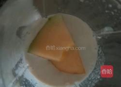 哈密瓜奶昔的做法图解3