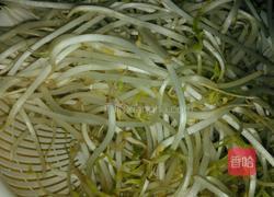 韭菜绿豆芽炒猪红的做法图解1