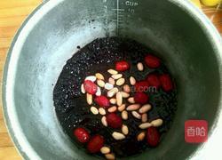 黑米粥的做法图解2