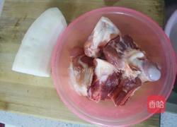 筒子骨白萝卜汤的做法图解1