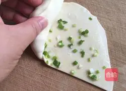 Illustration of how to make scallion pancakes 3
