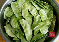麻酱蒜香扁豆的做法图解1
