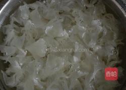 蜂蜜红枣银耳羹的做法图解1