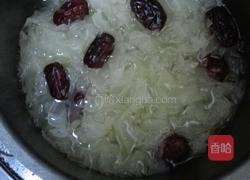 蜂蜜红枣银耳羹的做法图解3