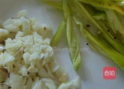 卷心菜炒腊肠的做法图解1