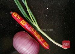 洋葱火腿肠蛋炒饭的做法图解1