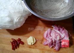 卷心菜炖粉条的做法图解1