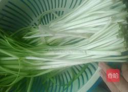  鸡蛋韭菜馅儿饺子的做法图解2