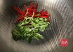 绿豆芽炒辣椒的做法图解4