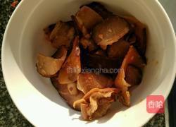 卷心菜炒腊肉的做法图解2